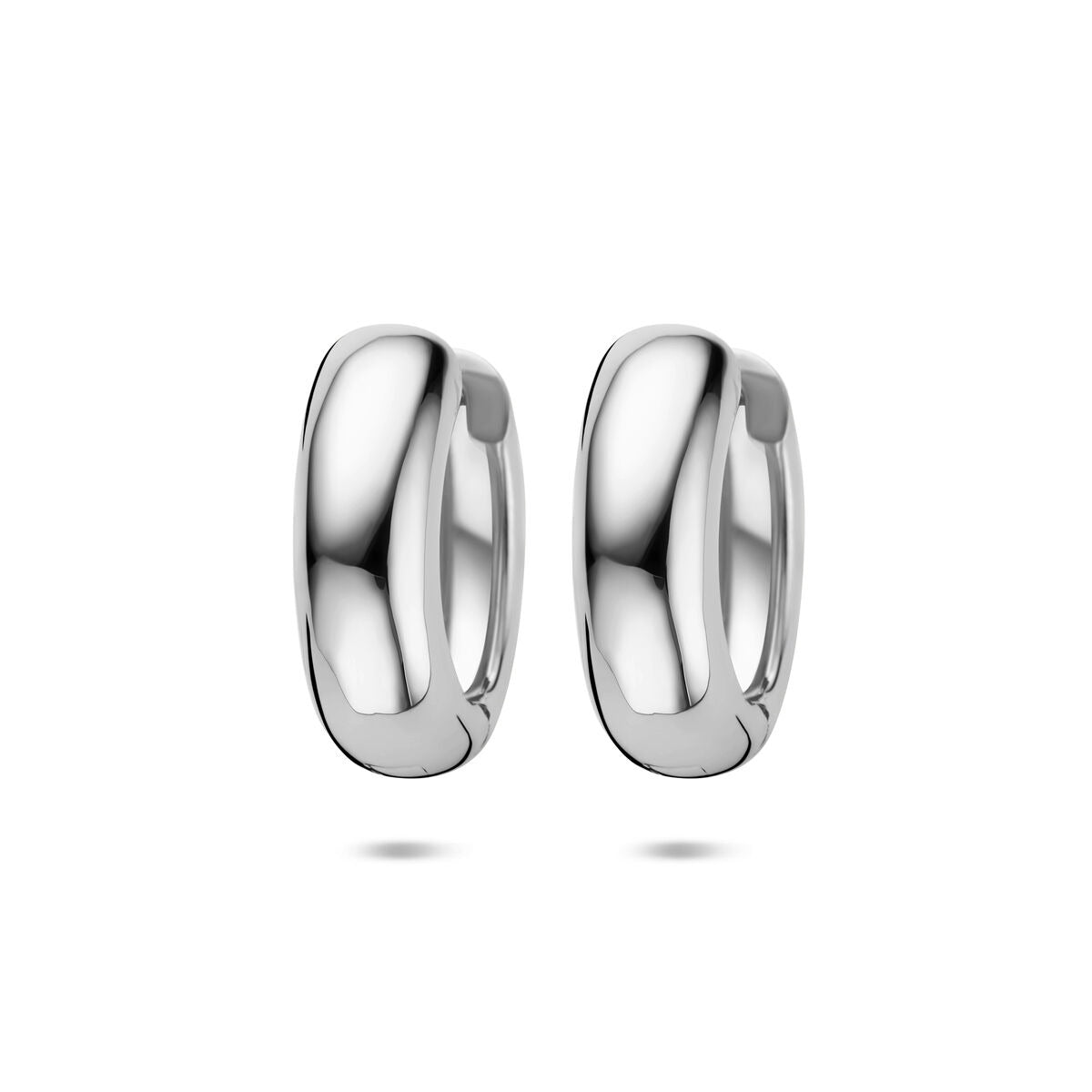 Boucles d'oreilles argentées en forme de créole, dimensions 20 x 17 mm, finition lisse et brillante.