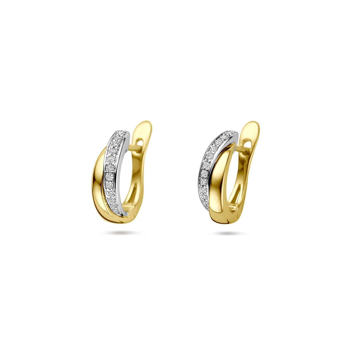 Boucles d'oreilles en or bicolore avec diamants, formées de deux bandes entrelacées.