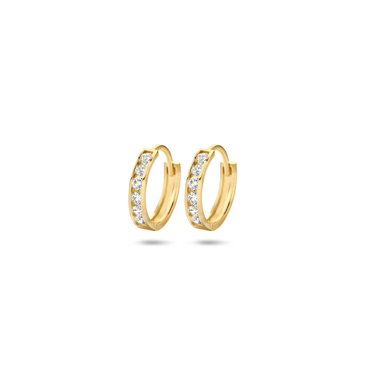 Boucles d'oreilles en or jaune 14k avec une rangée de zirconiums.