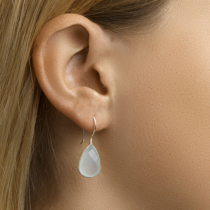 Zilveren oorhangers met groene chalcedoon – druppelvormig in entourage zetting