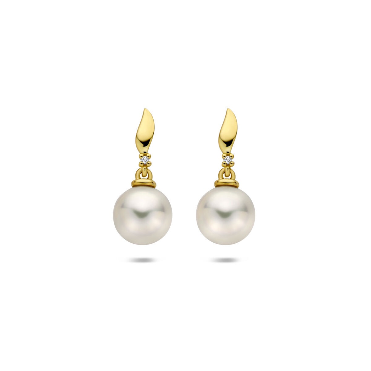 Boucles d'oreilles en or jaune 14 carats avec perles et diamants, forme pendante.