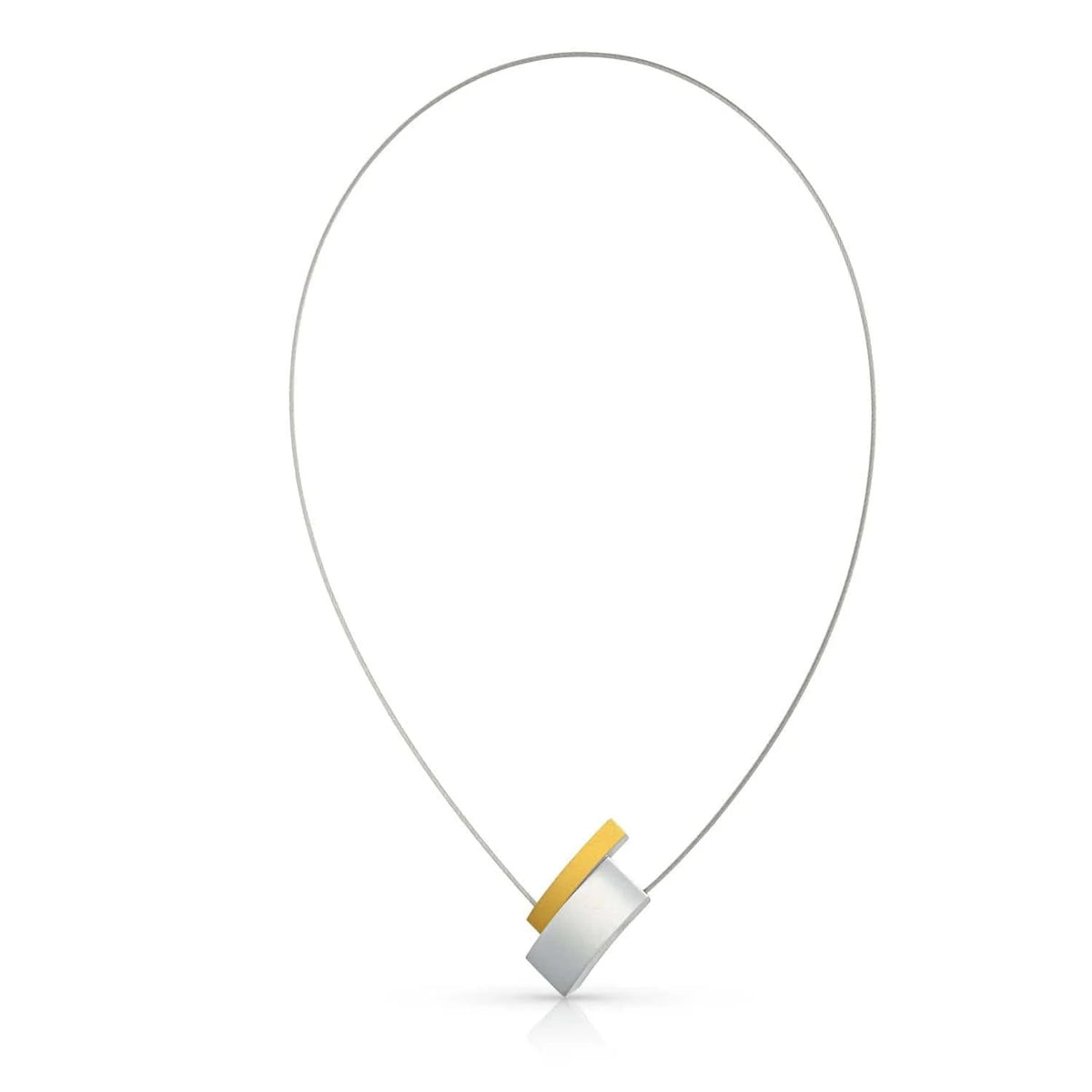 Collier argenté avec pendentif doré en forme de disque.