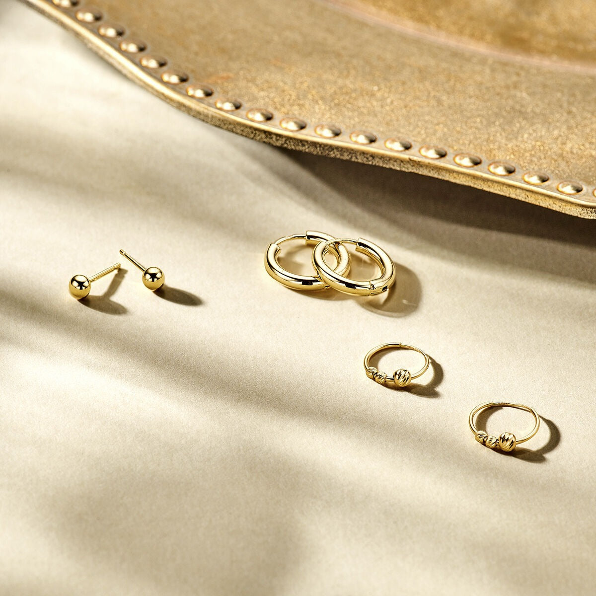 Créoles en or avec des billes – 14k