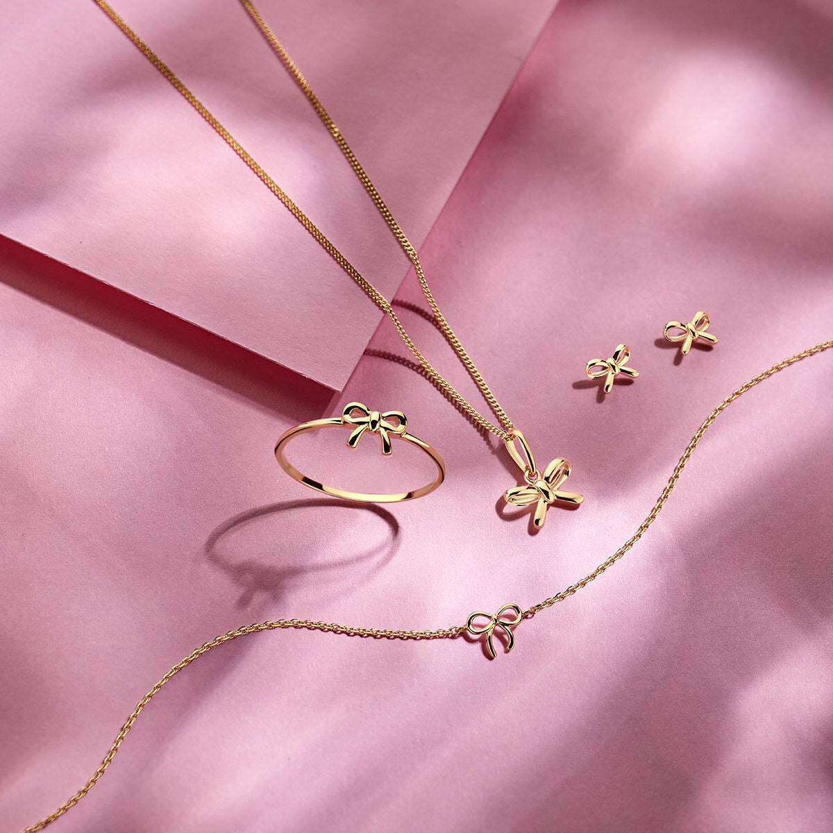 puces d'oreilles en or jaune 14k en forme de nœud