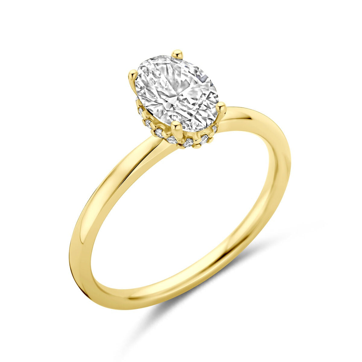 Bague en or jaune 14 carats avec diamant lab grown de forme ovale.