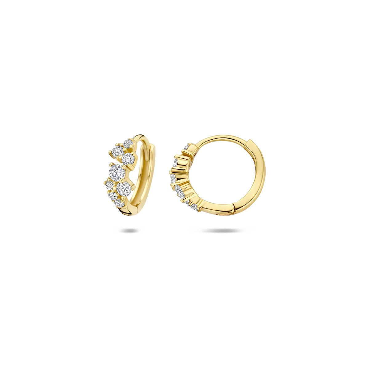 Boucles d'oreilles en argent jaune doré avec zirconias, de forme arrondie et ornées de pierres brillantes.