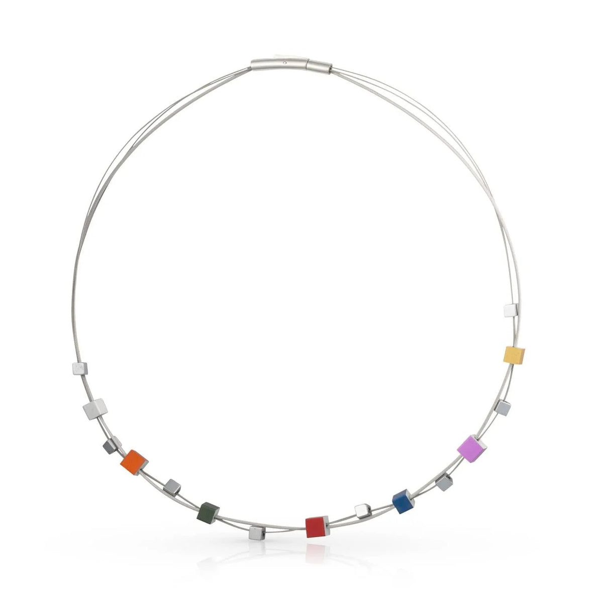Collier en argent avec des cubes colorés en rouge, orange, vert, violet et argenté.