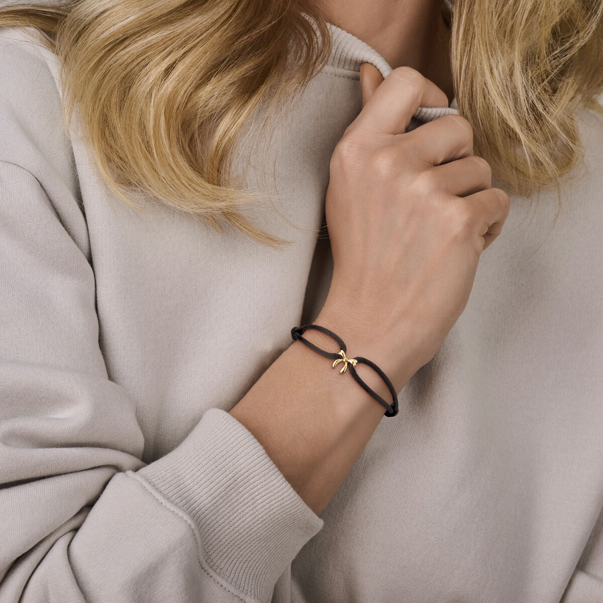Bracelet en satin noir avec nœud en or jaune 14k