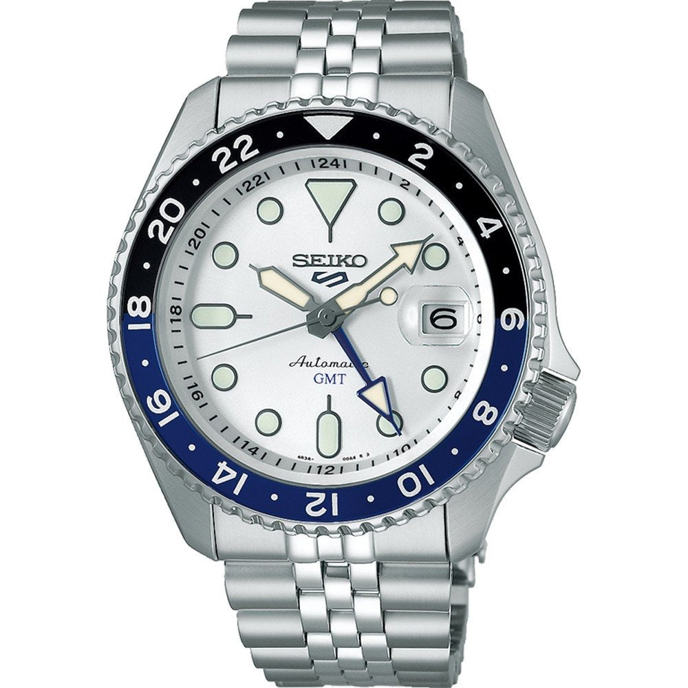Montre pour homme Seiko 5 Sports avec boîtier argenté, cadran blanc et lunette bleue et noire.