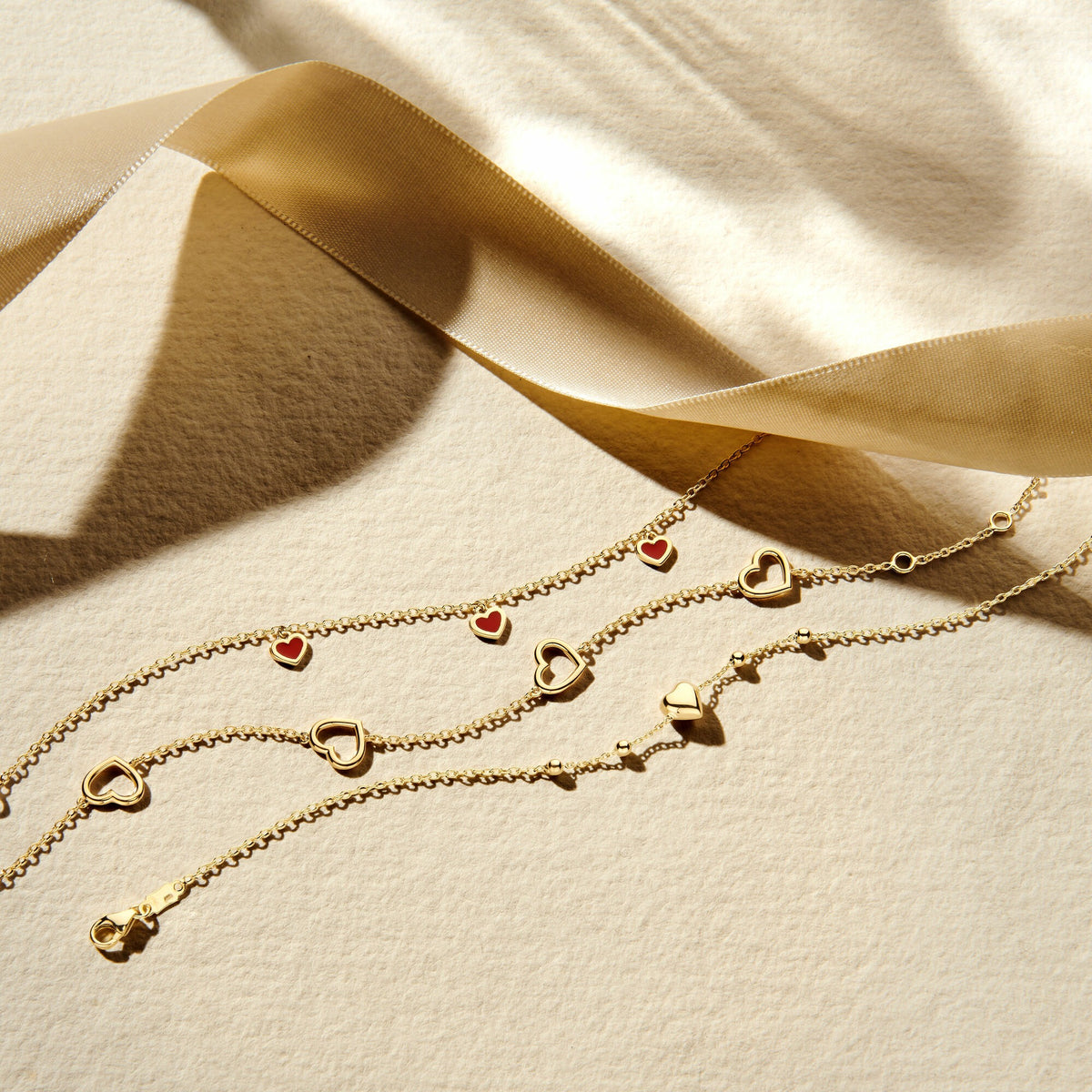 bracelet en or jaune avec cœur et billes
