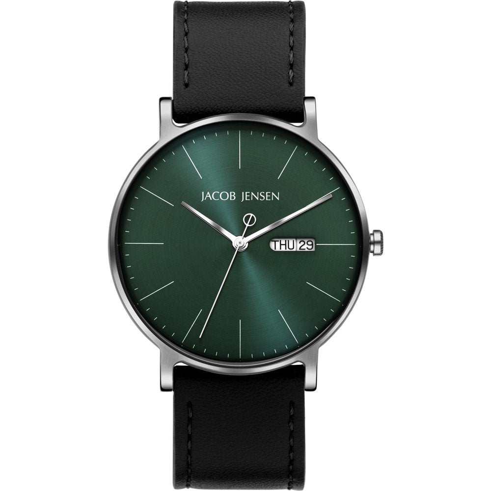 Montre avec cadran vert, boîtier en acier inoxydable et bracelet en cuir noir.