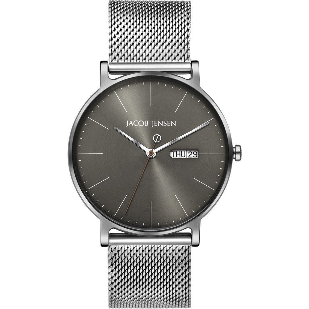 Montre en acier inoxydable avec un cadran gris, bracelet en maille et affichage de la date.