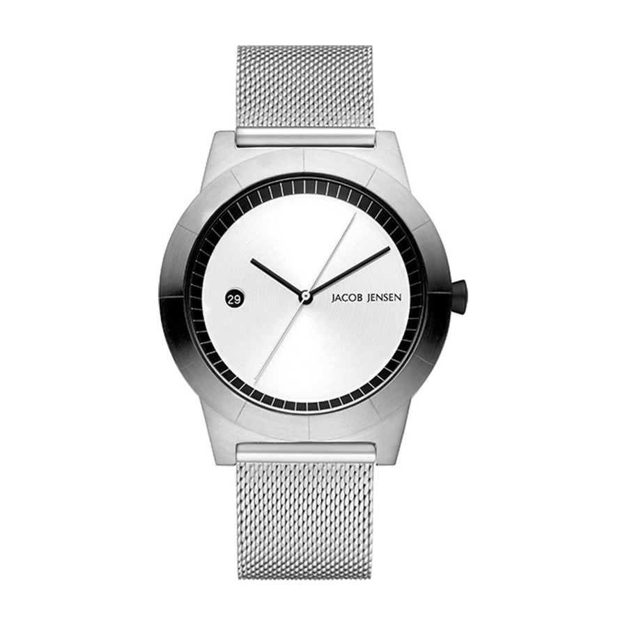Montre argentée avec cadran blanc, boîtier en acier inoxydable et bracelet en maille.