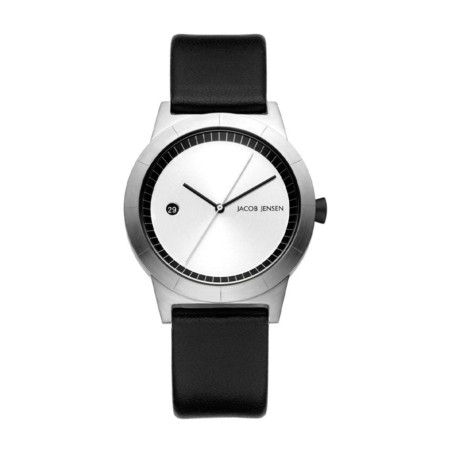 Montre argentée avec cadran blanc et bracelet en cuir noir.
