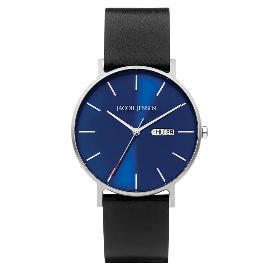Montre avec un cadran bleu, boîtier en acier inoxydable et bracelet en cuir noir.