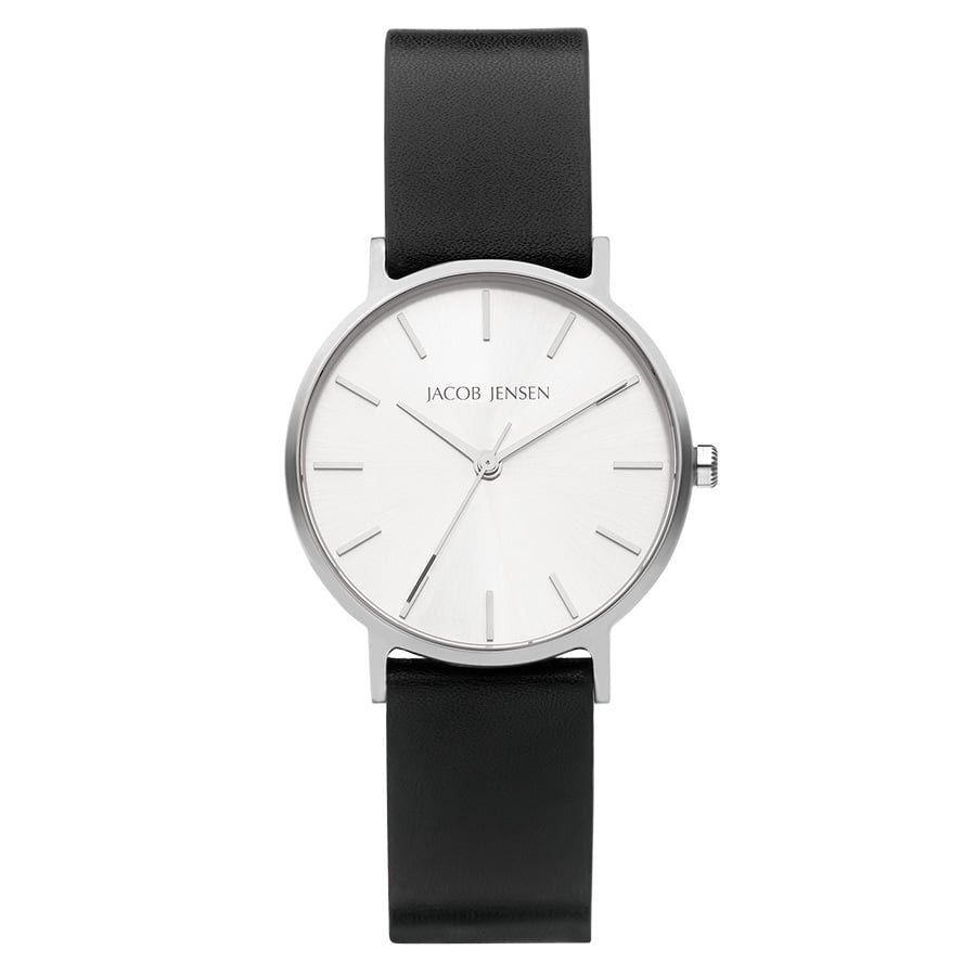 Montre avec un cadran argenté, boîtier en acier inoxydable et bracelet en cuir noir.