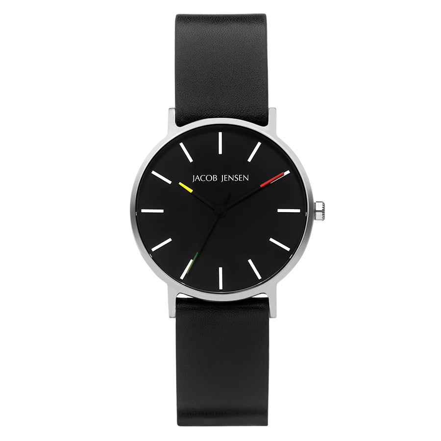 Montre ronde avec un cadran noir, boîtier en acier inoxydable et bracelet en cuir noir.