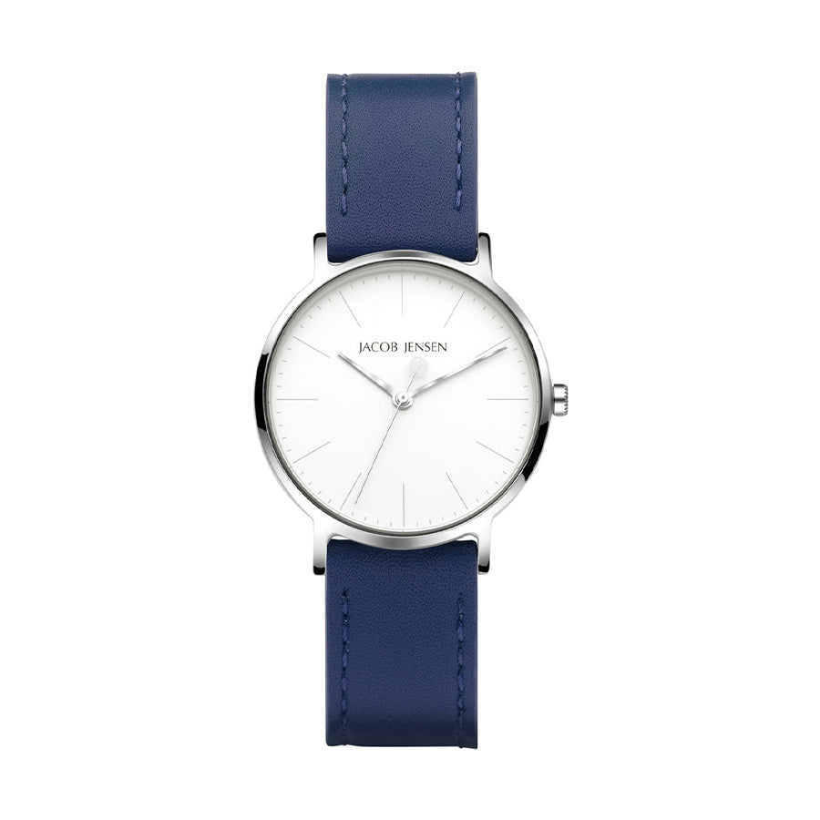 Montre avec un cadran blanc, boîtier argenté et bracelet en cuir bleu.