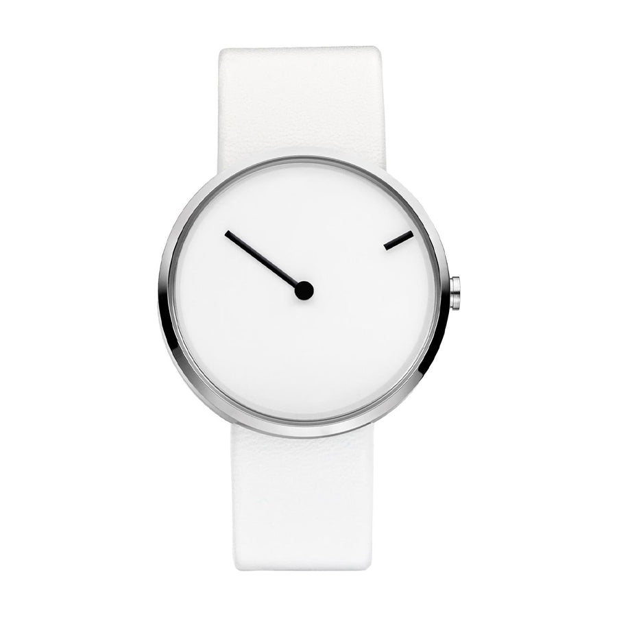 Montre minimaliste avec un cadran blanc, boîtier argenté et bracelet en silicone blanc.