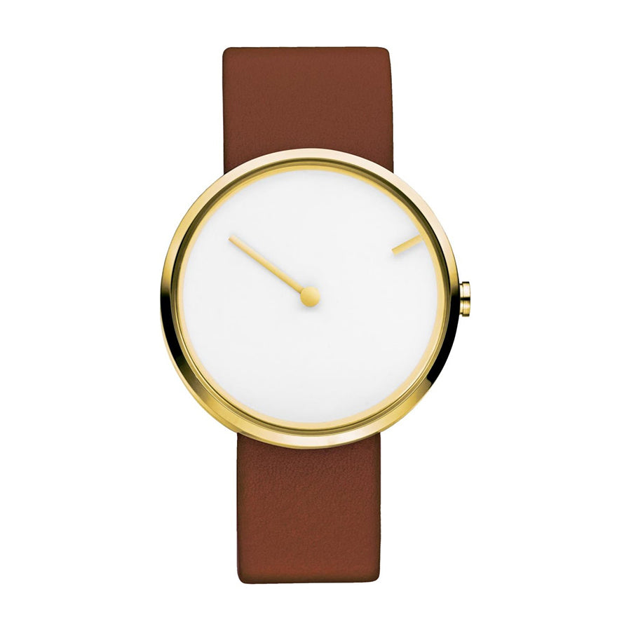 Montre au cadran blanc, boîtier doré et bracelet en cuir marron.