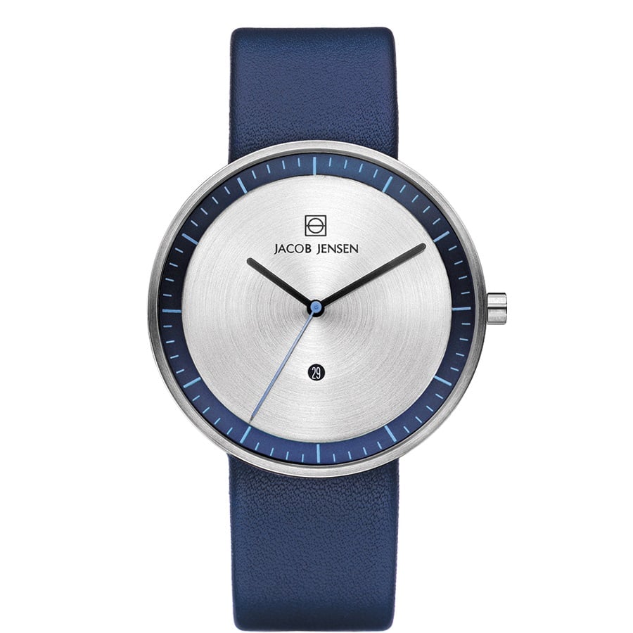 Montre avec un cadran argenté, boîtier en acier inoxydable et bracelet en cuir bleu.