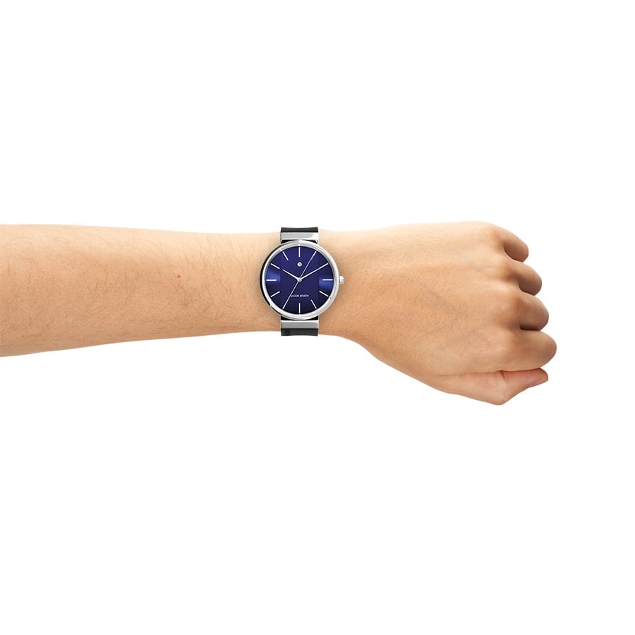 Montre argentée avec cadran bleu et bracelet en acier inoxydable.