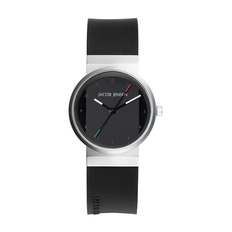 Montre en acier inoxydable avec cadran noir et bracelet en silicone noir.