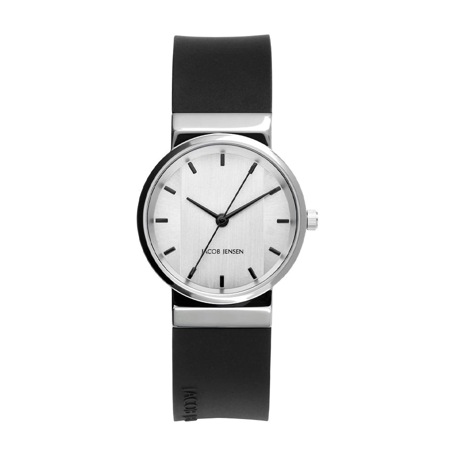Montre avec boîtier en acier inoxydable, cadran argenté et bracelet en silicone noir.