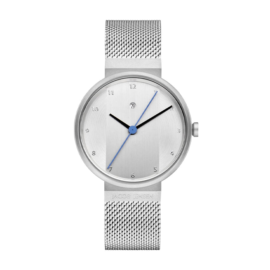 Montre en acier inoxydable avec cadran argenté, aiguilles noires et bleues, bracelet en maille.