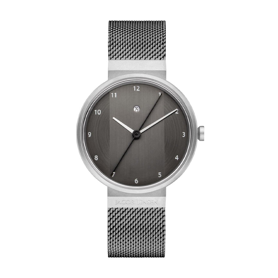 Montre en acier inoxydable avec cadran gris et bracelet en maille.