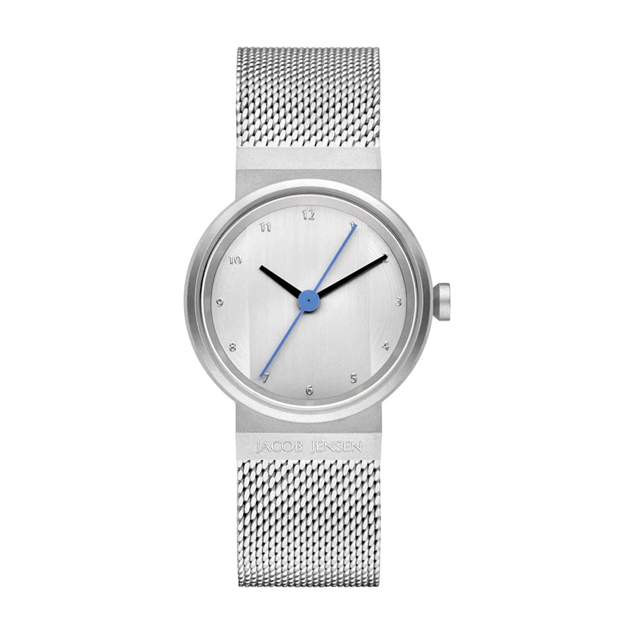 Montre en acier inoxydable avec cadran argenté, aiguilles bleu et noir, bracelet en maille.