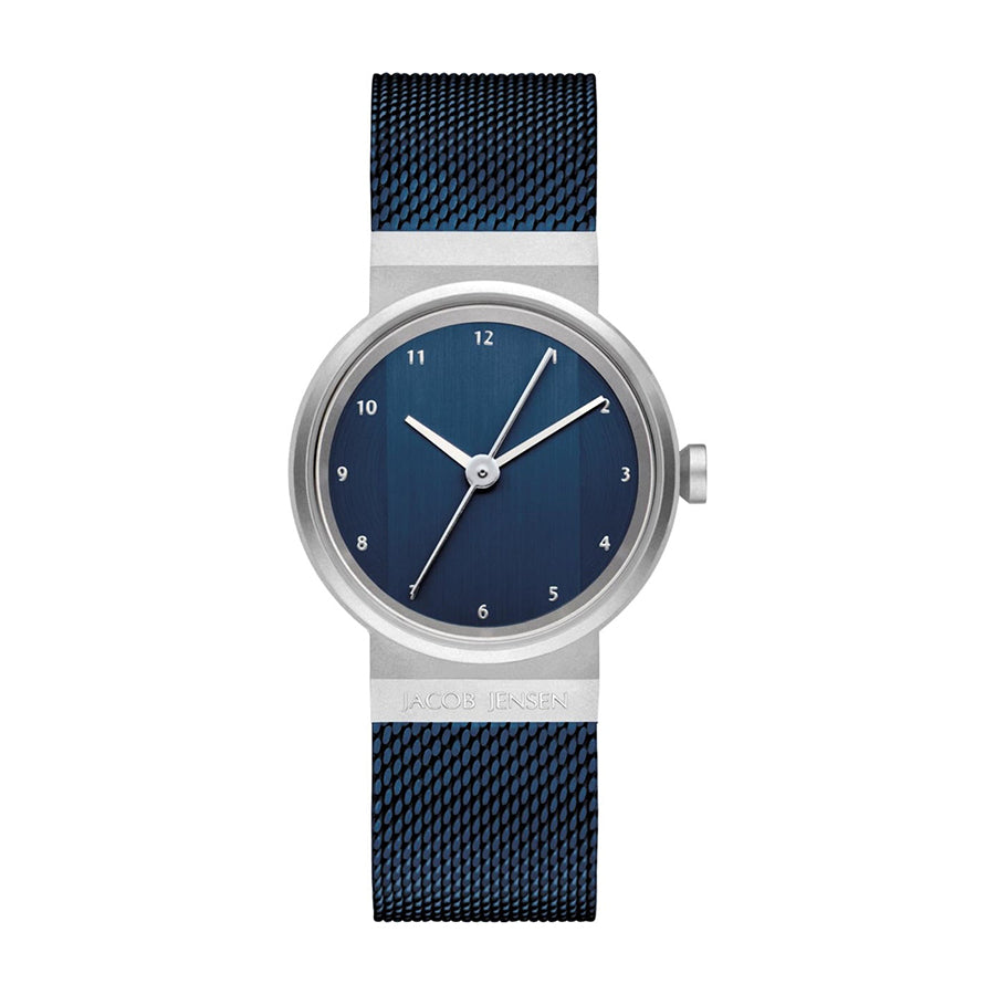 Montre avec cadran bleu et bracelet en maille métallique bleu.