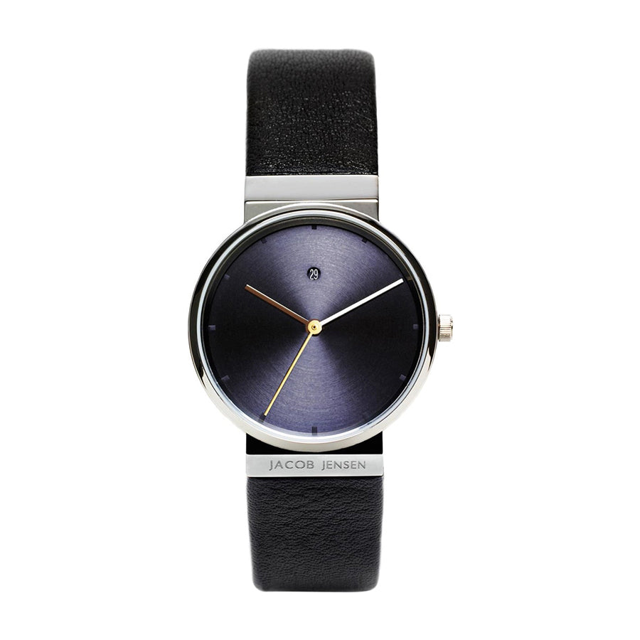 Montre avec un cadran noir et des aiguilles dorées, bracelet en cuir noir.