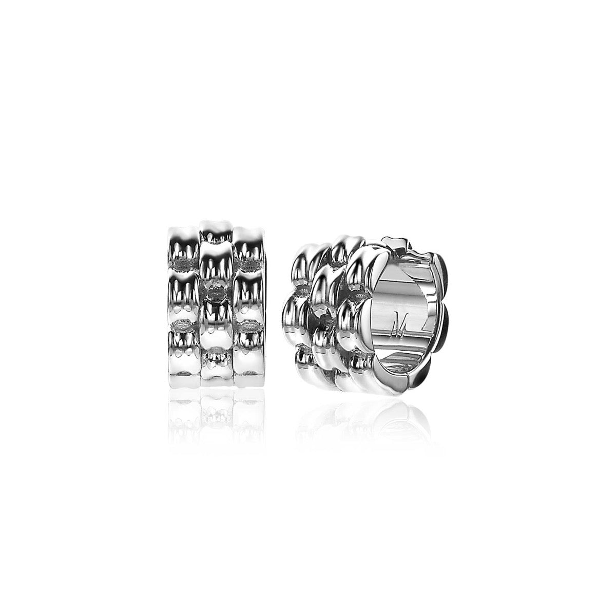 Boucles d'oreilles en argent, larges, avec un design de maillons audacieux et texturé.