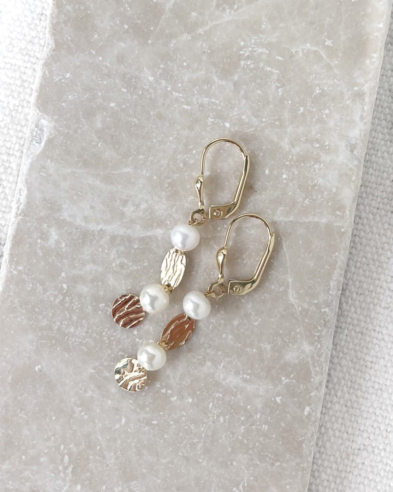 Crochets d'oreilles en or avec longs pendentifs et perles – or jaune 14 carats
