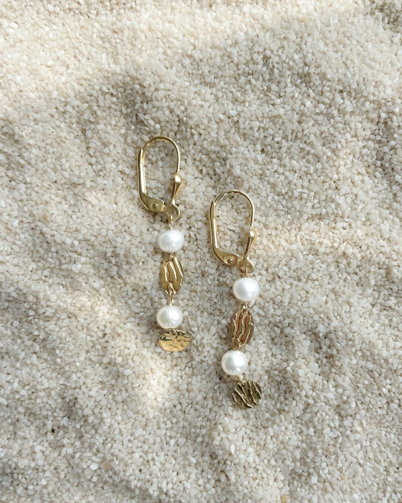 Crochets d'oreilles en or avec longs pendentifs et perles – or jaune 14 carats