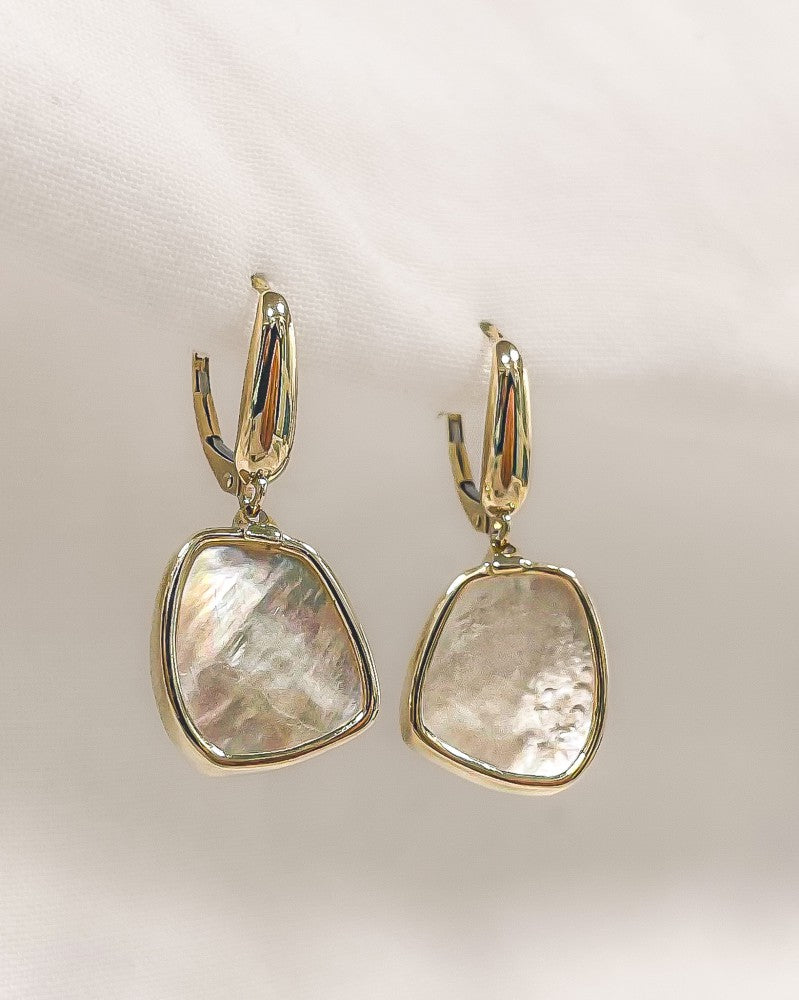 Boucles d'oreilles en or jaune exceptionnelles avec breloques organiques et nacre – Luxe 14 carats pour femme
