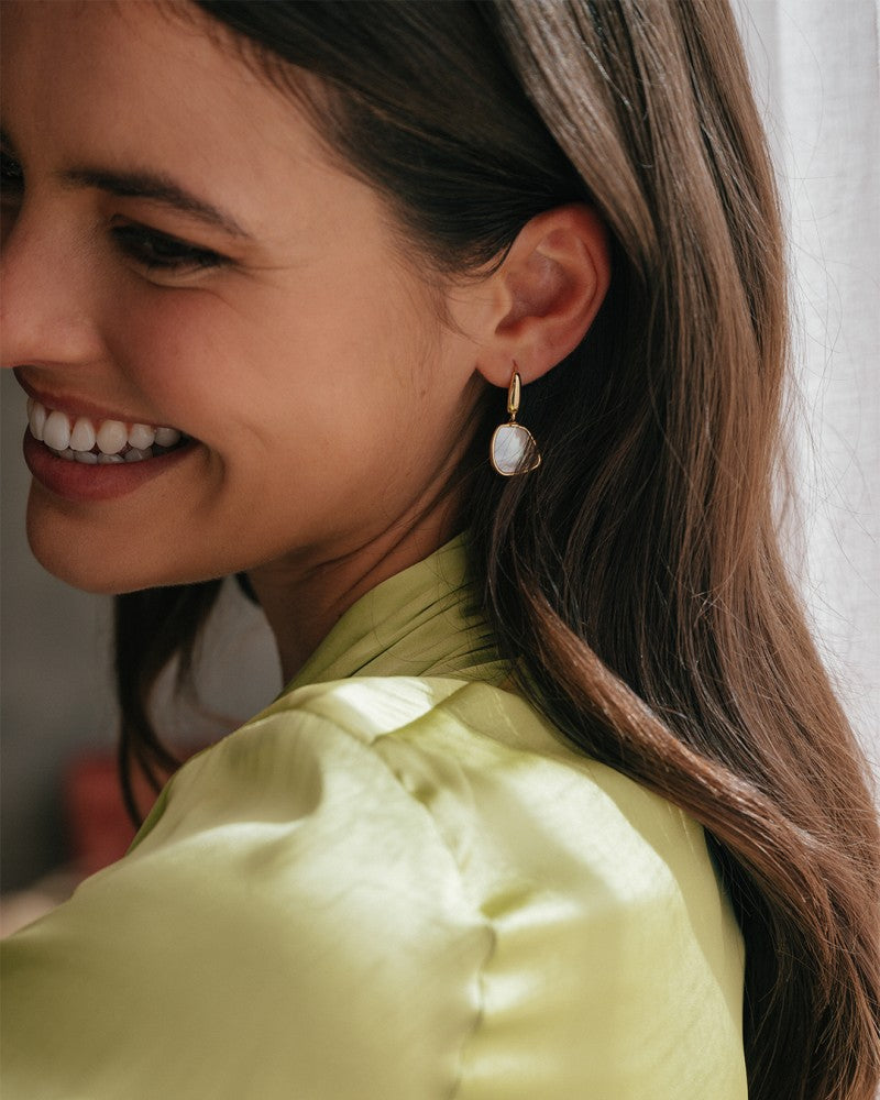 Boucles d'oreilles en or jaune exceptionnelles avec breloques organiques et nacre – Luxe 14 carats pour femme