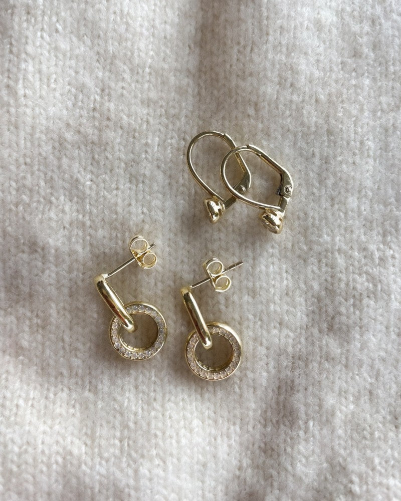 Créoles en or jaune avec zircones dans un sertissage rond – 14 carats
