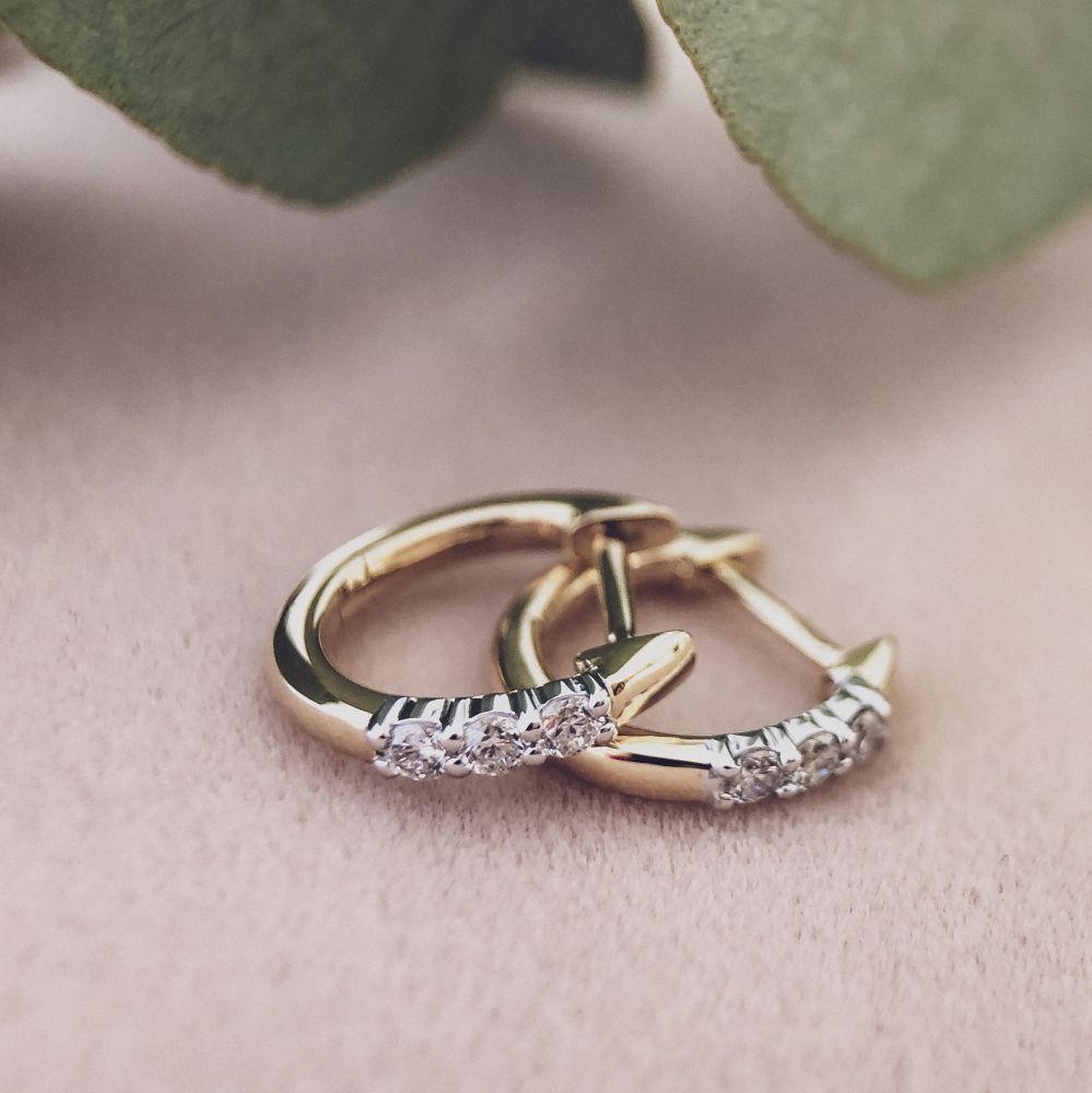 Créoles Bicolores en Or Jaune et Or Blanc avec Trois Diamants – Créoles en 14 Carats avec 0.15 Carat de Diamants