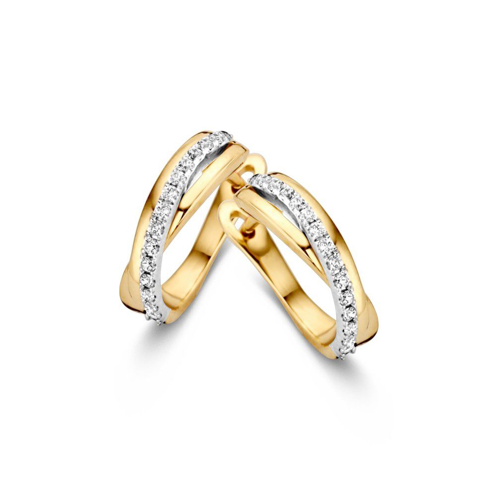 Boucles d'oreilles bicolores en or avec des zirconiums, présentant plusieurs bandes élégantes en or jaune et blanc.