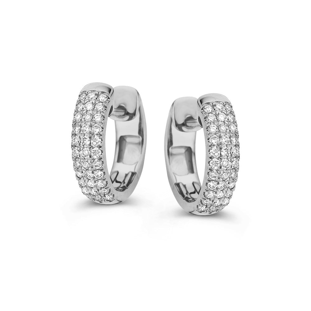 Boucles d'oreilles en or blanc avec pavé de diamants, forme ronde et finition brillante.