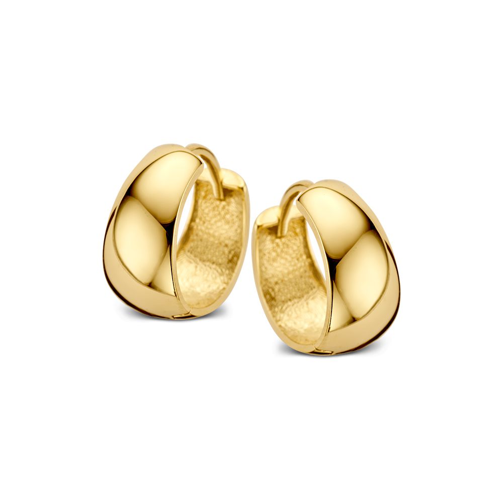 Boucles d'oreilles en or jaune avec un modèle conique, finition lisse et brillante.