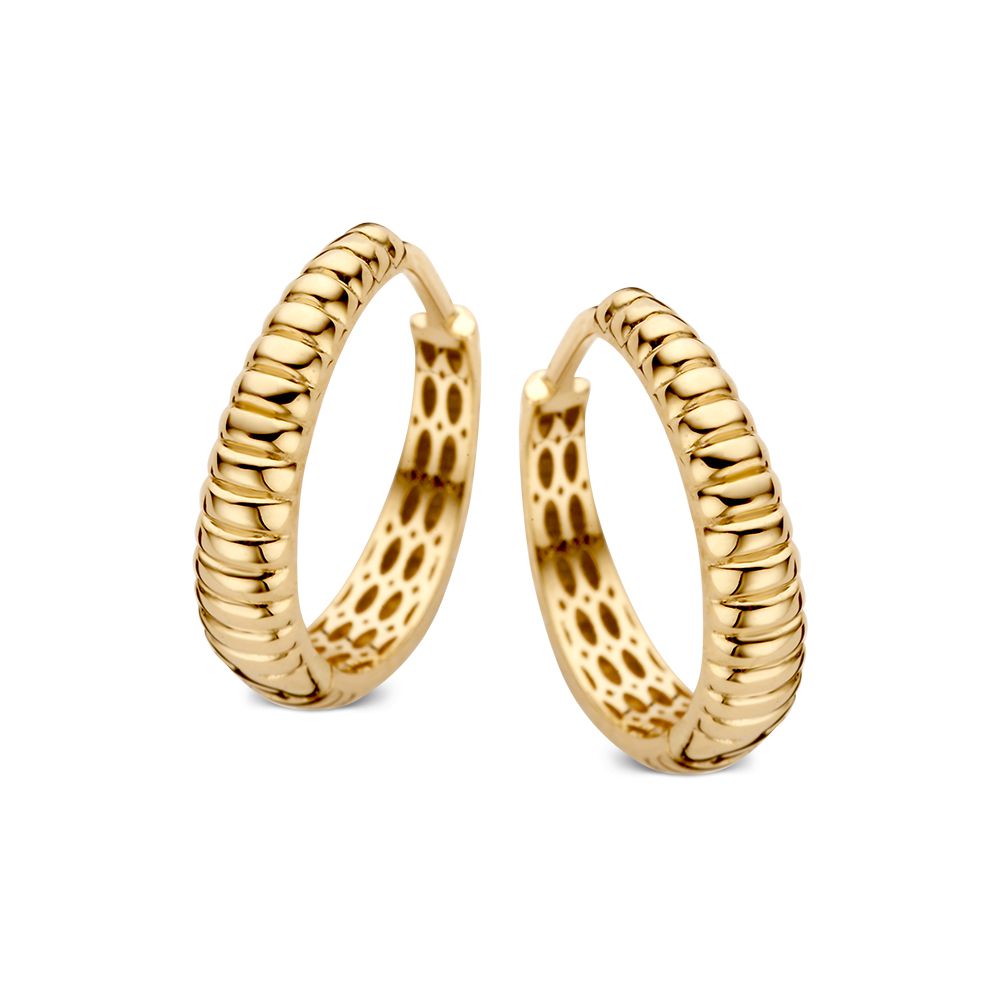 Boucles d'oreilles en or jaune avec un design strié.