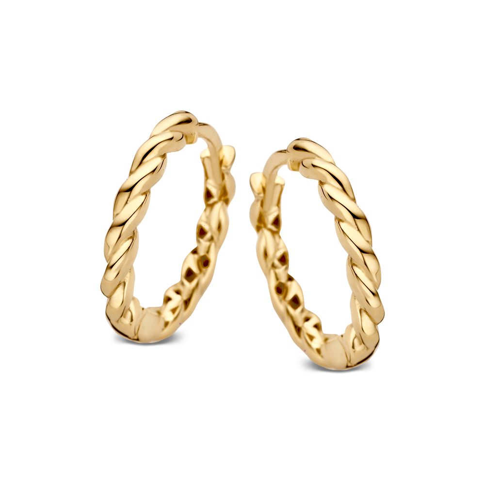 Boucles d'oreilles en or jaune avec un design tressé.