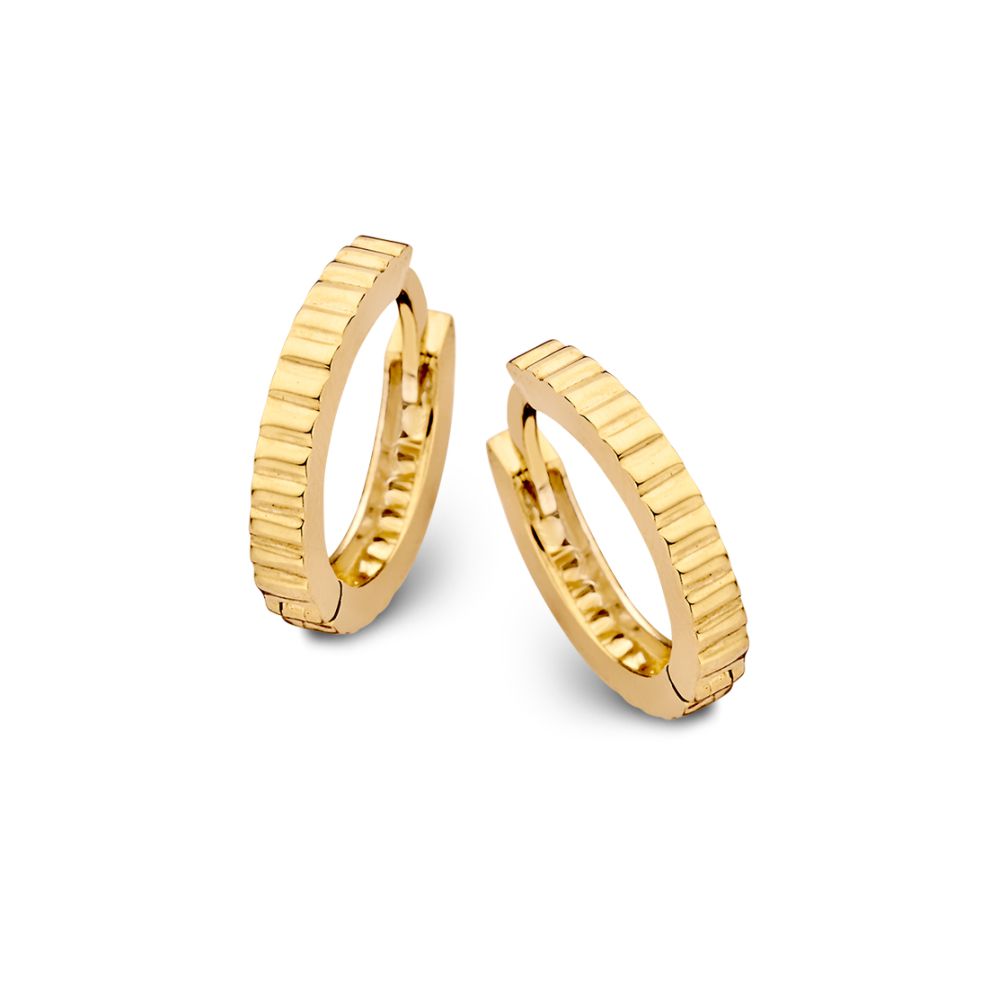 Boucles d'oreilles en or jaune 14 carats avec un design strié.