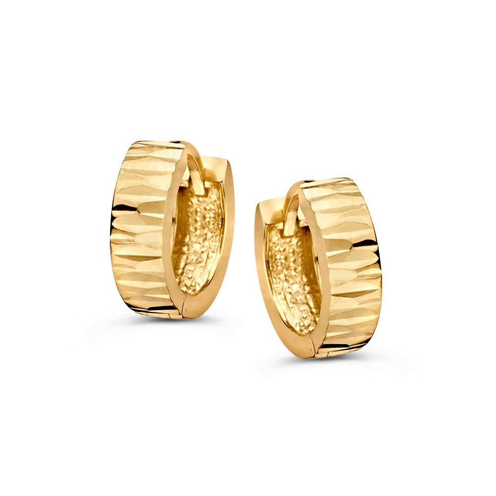 Boucles d'oreilles en or jaune avec une finition travaillée, offrant une allure subtile et luxueuse.