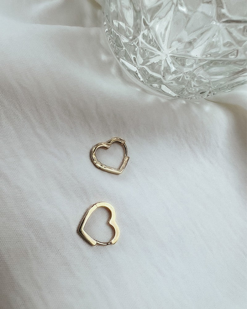 Boucles d'oreilles en or jaune en forme de cœur – Un symbole d'amour et d'élégance