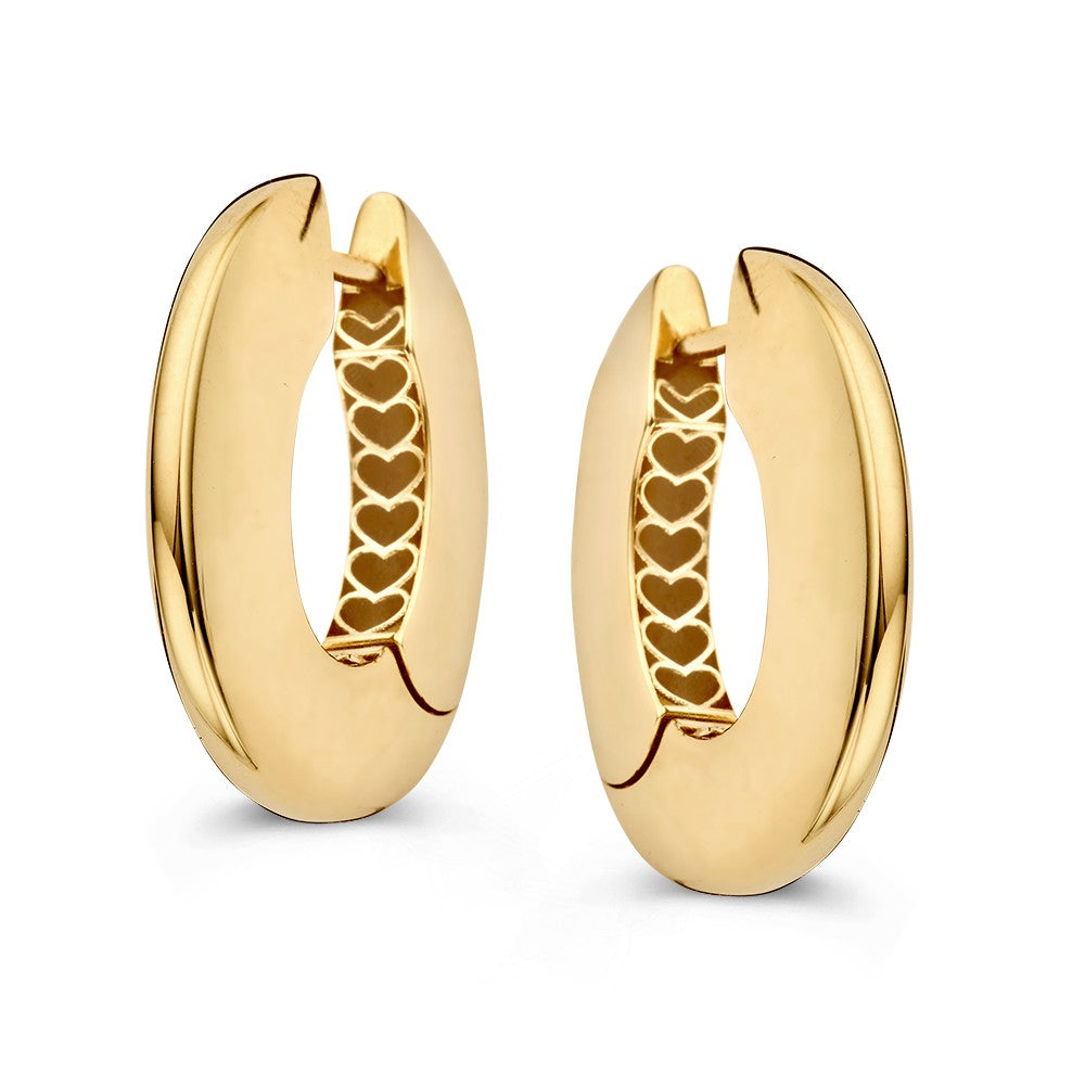 Boucles d'oreilles en or jaune, design ovale et plat, avec un motif intérieur en cœurs.