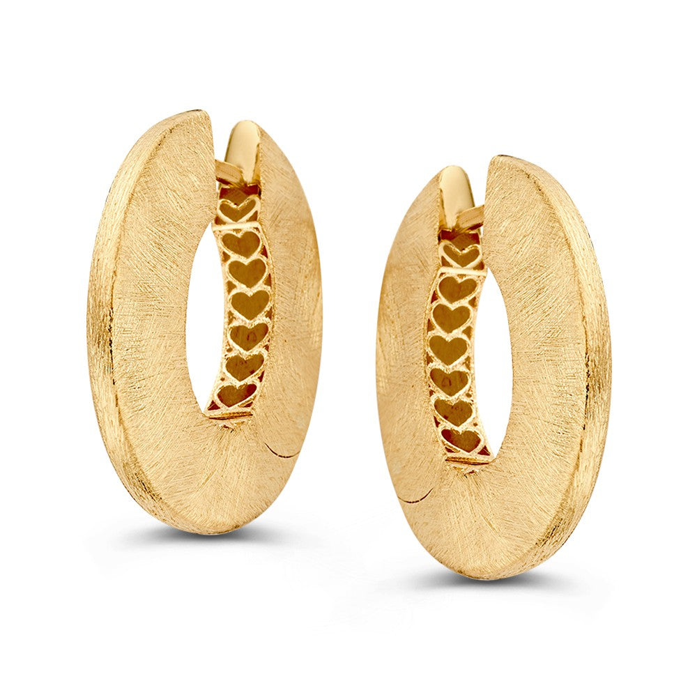 Boucles d'oreilles en or jaune mat avec une finition glacée et un design distinctif.